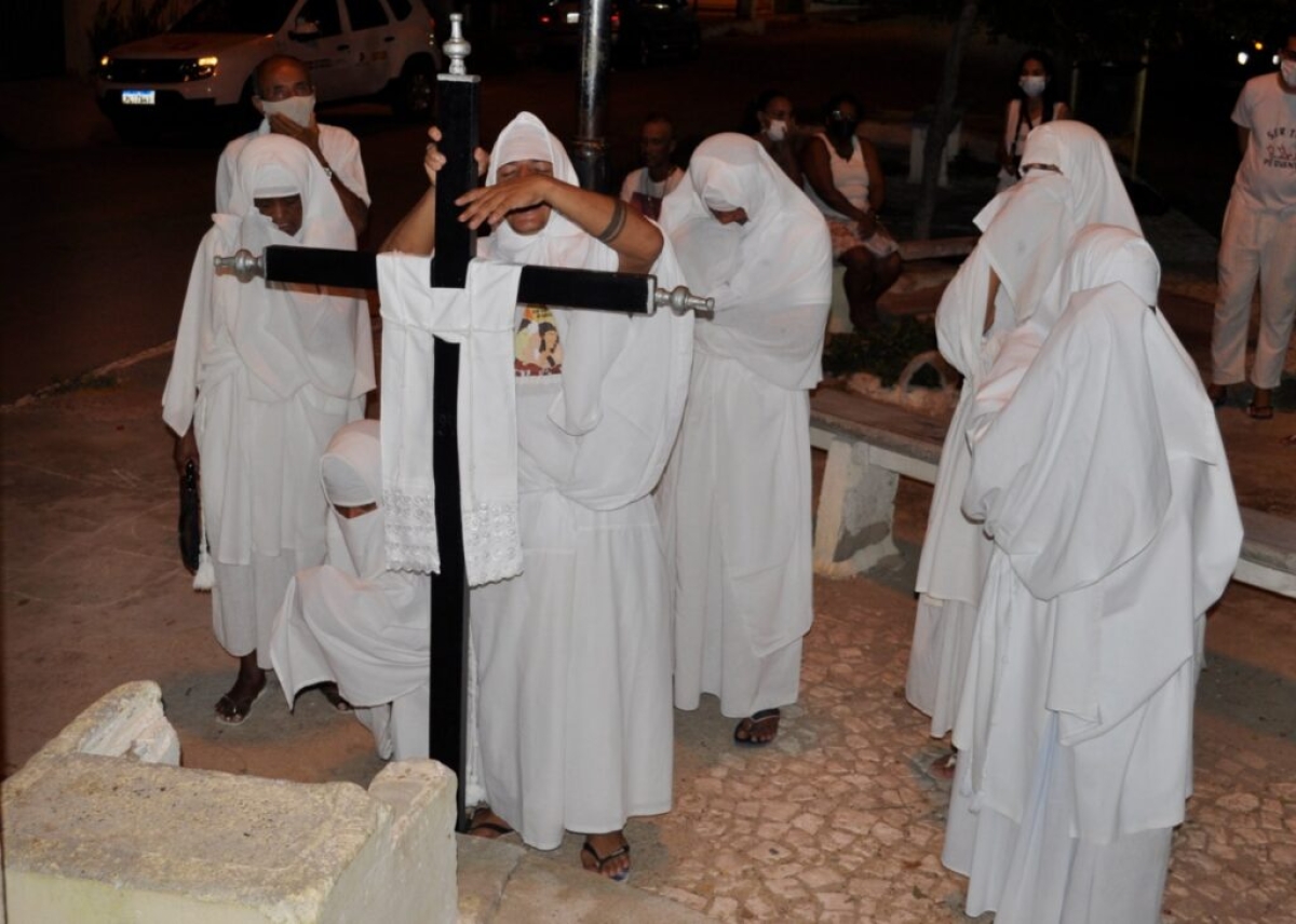 Os Penitentes vestem túnicas brancas, cobrem os rostos com capuzes - Foto: PMJ