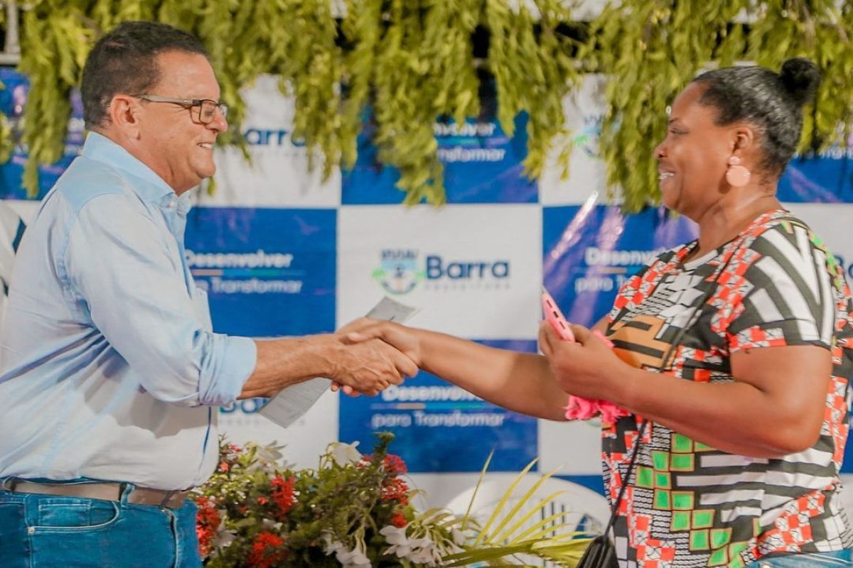 Prefeito Alberto Macedo entrega escrituras de imóveis para 100 famílias da Barra dos Coqueiros - Foto: Prefeitura da Barra dos Coqueiros