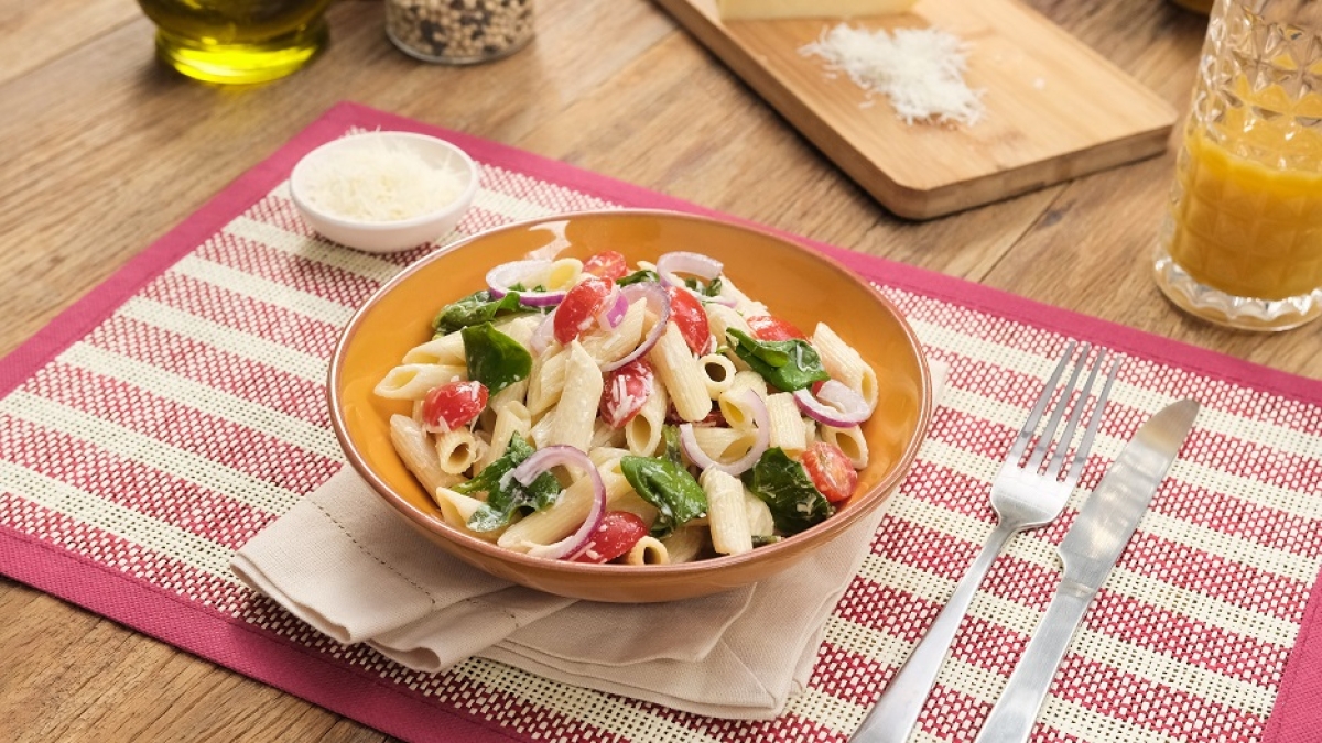 Salada de macarrão com espinafre e tomate - Foto: Divulgação
