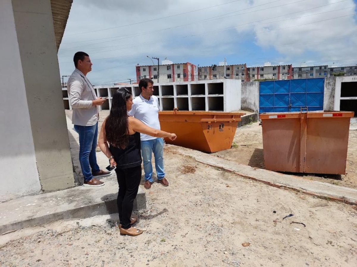 Prefeitura e Emsurb assinaram o 1º contrato que dão um novo destino a mais de 2.500 ossadas que estão no Cemitério São João Batista - Foto: Ascom Emsurb
