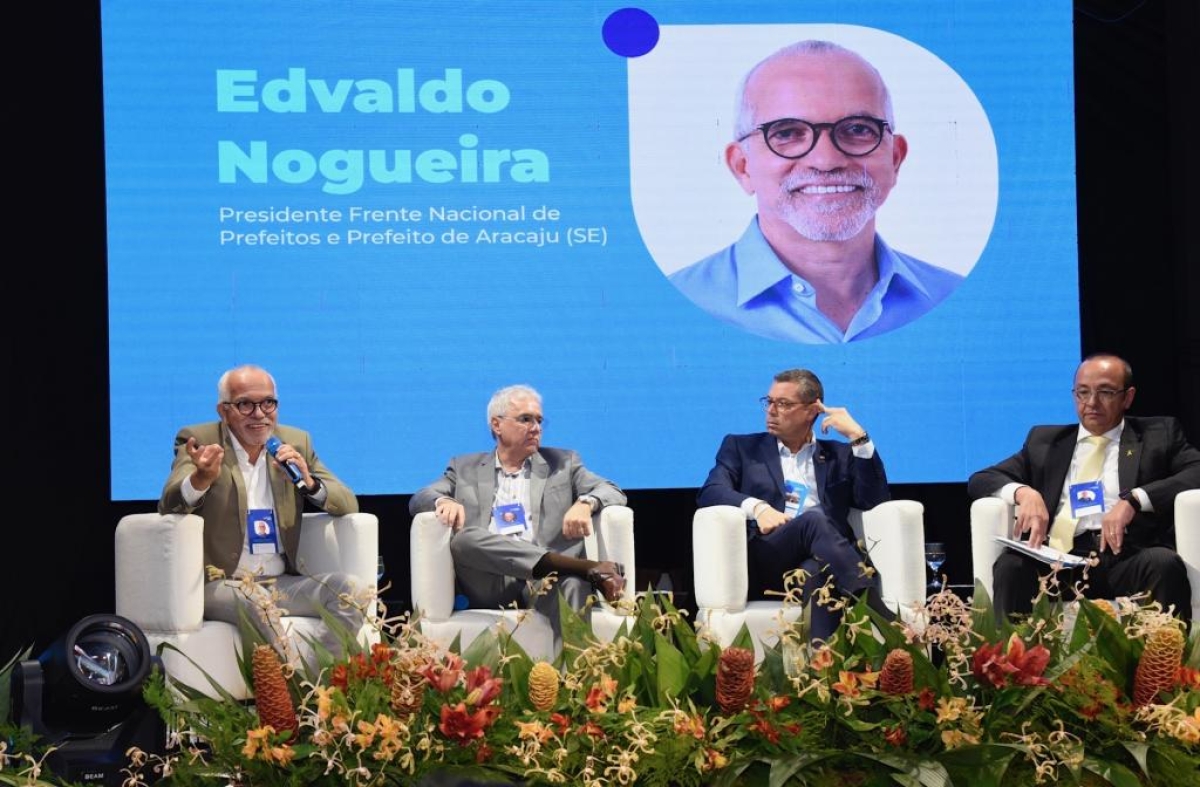 Prefeito Edvaldo debate os desafios do transporte público em seminário - Foto: Ana Lícia Menezes | Prefeitura de Aracaju