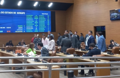 Deputados aprovam menos assistência do Ipesaúde e redução salarial dos servidores - Foto: CUT/SE