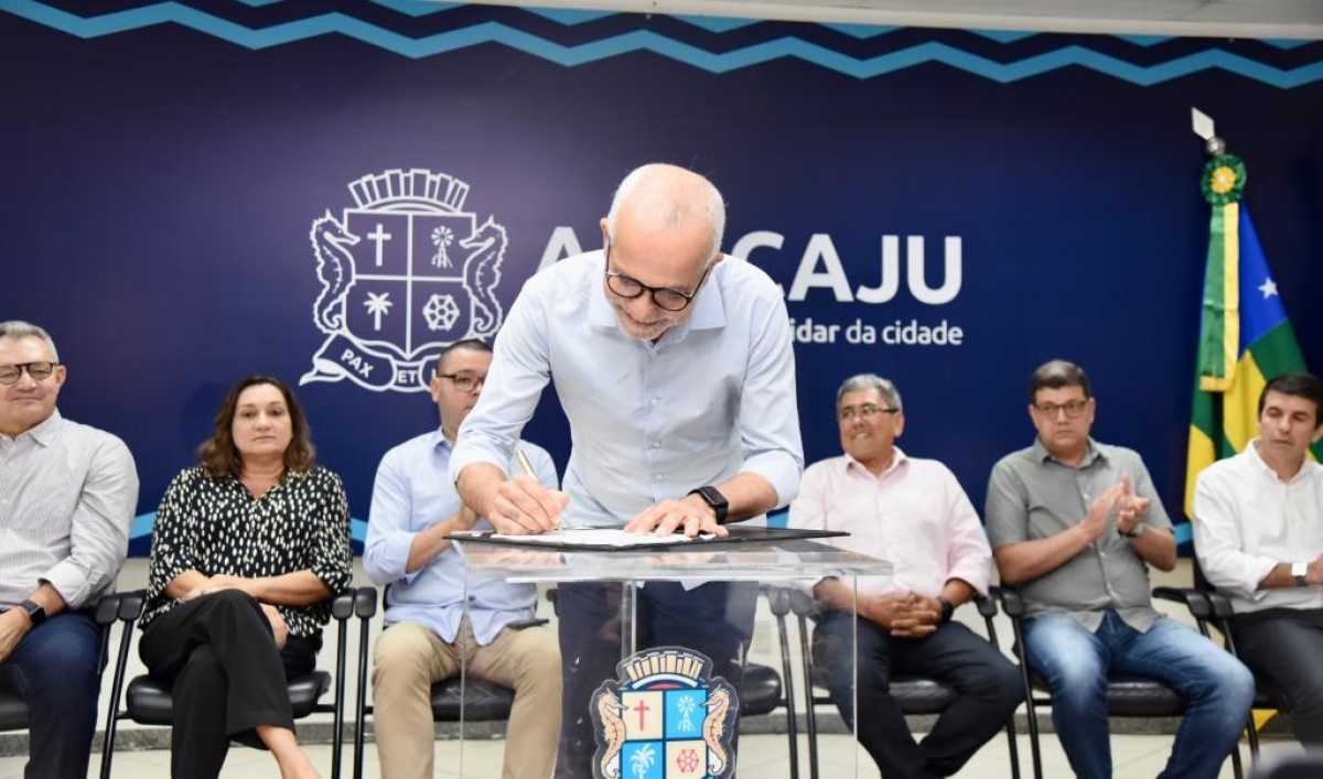 Prefeito Edvaldo assina decretos que regulamentam a nova Lei de Licitações - Foto: Arthur DAvila | Prefeitura de Aracaju