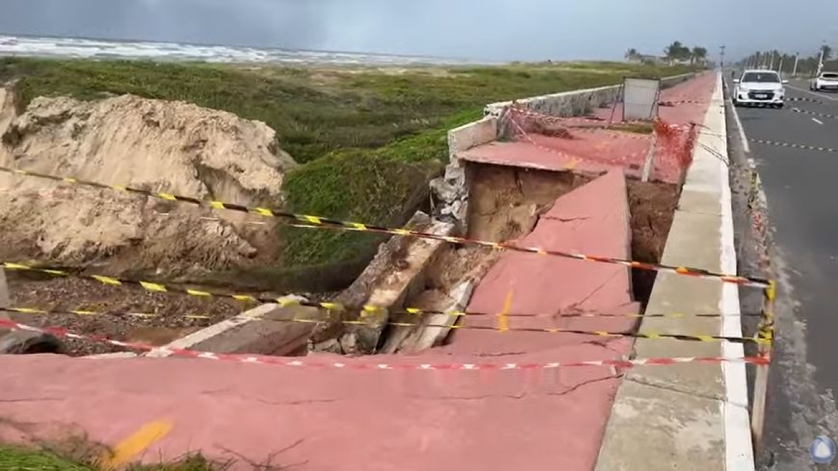 Parte de ciclovia desaba e forma cratera na Orla Sul em Aracaju; VÍDEO - Imagem: Reprodução de vídeo | YouTube | TV Atalaia