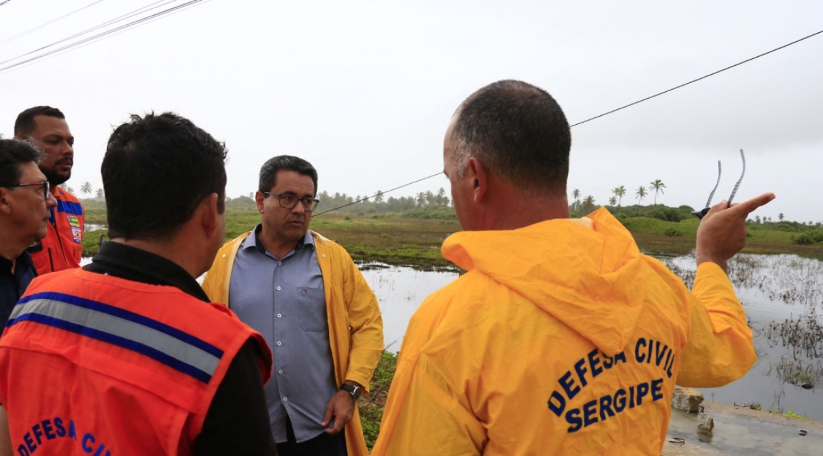 Sedurbi e Defesa Civil estadual avaliam instabilidade em rede de drenagem que atingiu ciclovia em trecho da Orla Sul - Foto: Sedurbi/SE