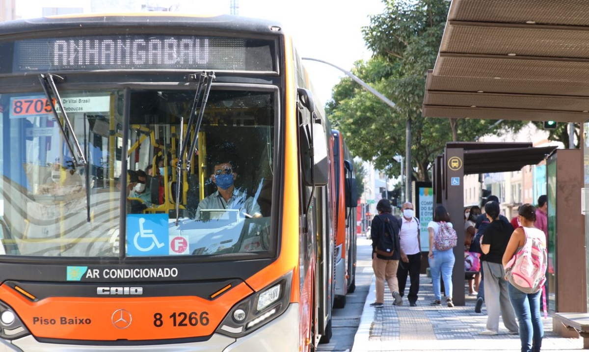 Usuários de transporte público e motoristas de ônibus utilizam máscaras de proteção contra covid-19 na rua da Consolação - Foto: Rovena Rosa | Agência Brasil