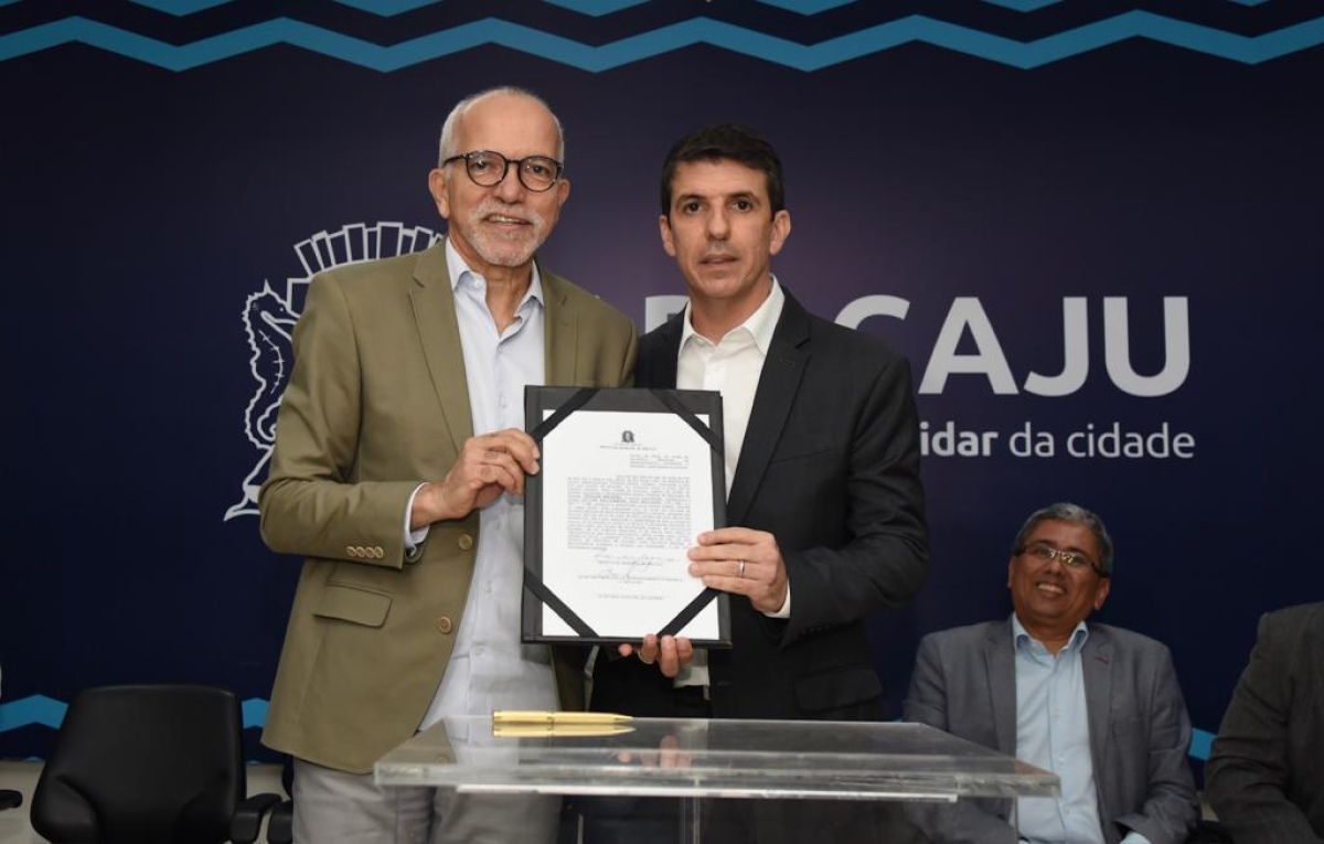 Prefeito Edvaldo empossa Victor Rollemberg como secretário do Desenvolvimento Econômico e Inovação - Foto: Ana Lícia Menezes | Prefeitura de Aracaju