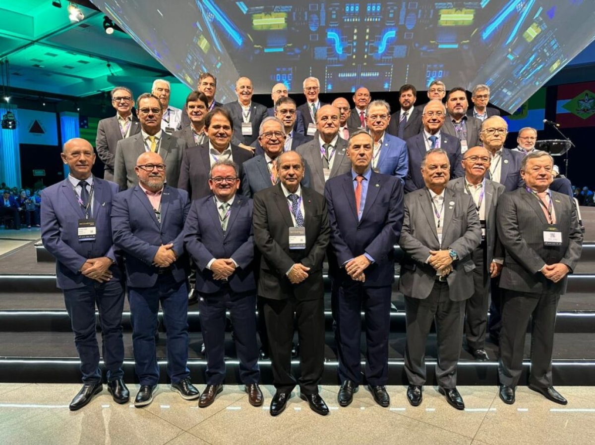 Presidente da CNC, Roberto Tadros, acompanhado do presidente do Sistema Fecomércio-Sesc-Senac, Marcos Andrade, e presidentes de Federações do Comércio de todo o Brasil - Foto: Simone Barañano | Fecomércio/SE