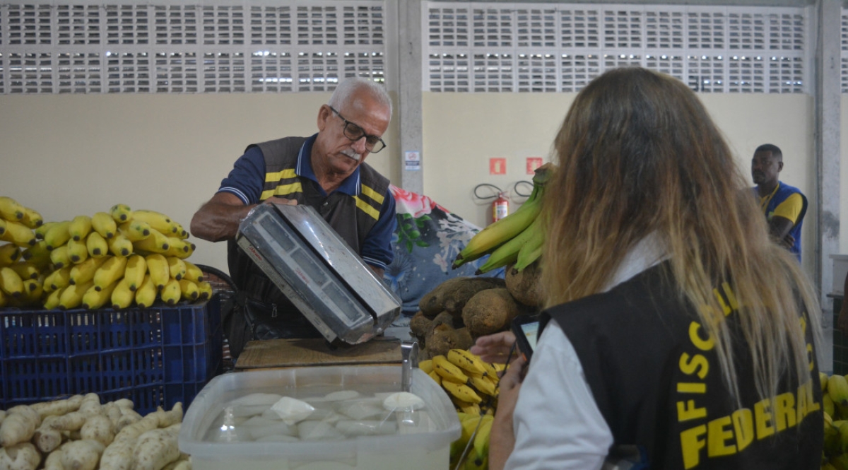 ITPS apreende balanças em feira livre de Canindé de São Francisco - Foto: Foto: Gabriel Ribeiro | Governo de Sergipe