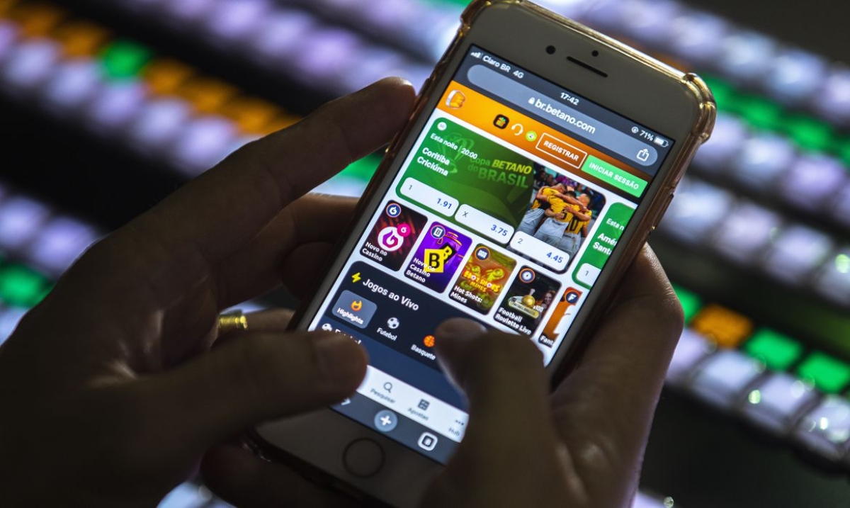 Brasília (DF) 14/03/2023 - Uma pessoa manipula um celular em um site de apostas esportivas - Foto de arquivo: Joédson Alves | Agência Brasil