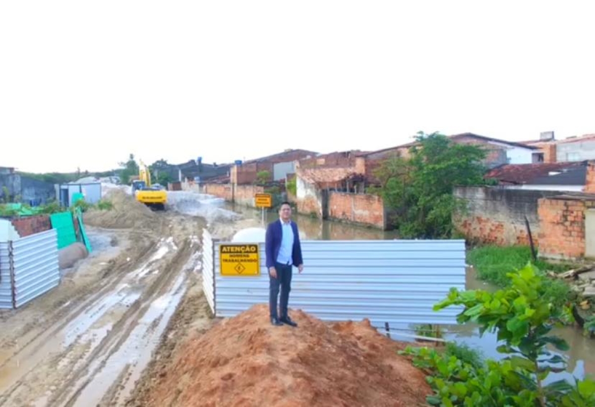 Ricardo Marques alerta sobre aterro do mangue em obra da prefeitura na Zona Norte de Aracaju - Foto: Assessoria Ricardo Marques