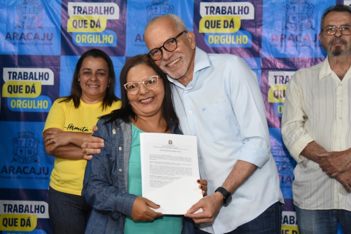 Prefeito Edvaldo Nogueira entrega 410 escrituras aos moradores do Vitória da Resistência - Foto: Arthur DAvila | Prefeitura de Aracaju Prefeito Edvaldo Nogueira entrega 410 escrituras aos moradores do Vitória da Resistência - Foto: Arthur DAvila | Prefeitura de Aracaju
