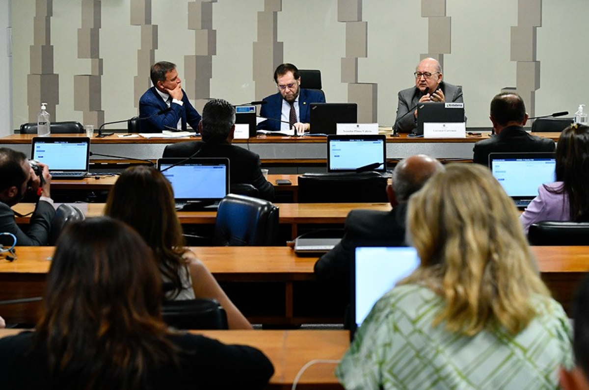 Senador Plinio Valério (centro) preside audiência que ouviu o jornalista mexicano Lorenzo Carrasco ( à direita), que responde indagação do relator Marcio Bittar ( à esquerda) - Foto: 
Geraldo Magela | Agência Senado
