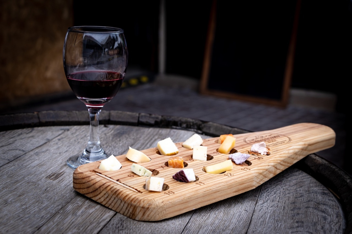 Descubra quais queijos combinam com cada tipo de vinho e o seu paladar - Foto: Pixabay