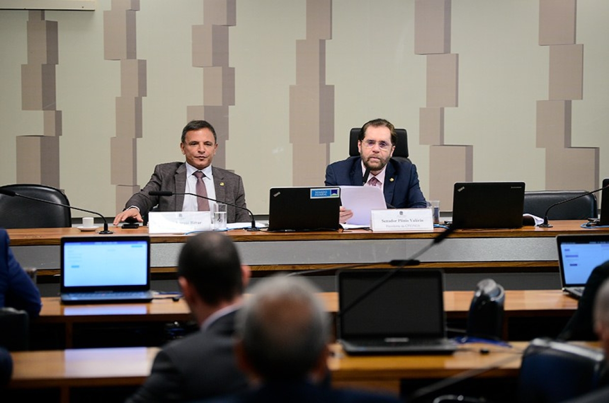 O relator da CPI, Marcio Bittar, e o presidente do colegiado, Plínio Valério, na reunião desta terça - Foto: Pedro França | Agência Senado