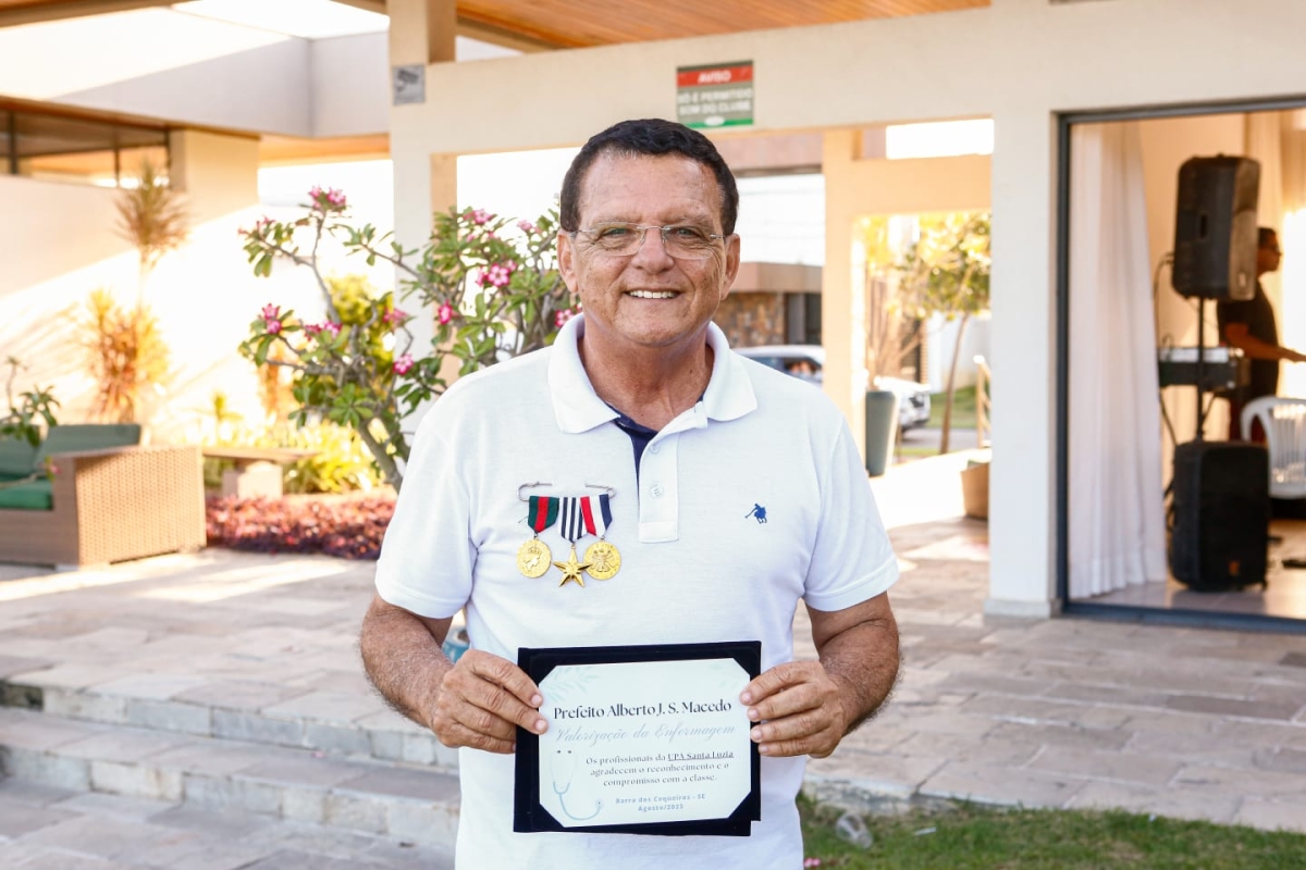 Prefeito Alberto Macedo é aclamado pela enfermagem barracoqueirense - Foto: Jayme Morais