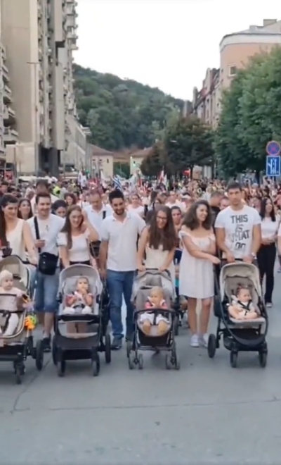 Marcha da Família na Sérvia - Imagem: Reprodução | Twitter | @VanLiberdade