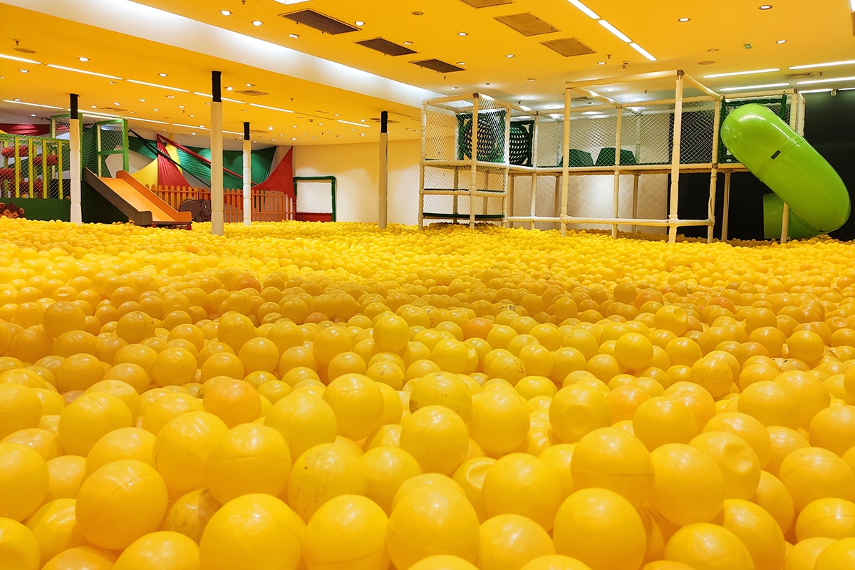 Parque temático com piscina gigante de bolinhas, cama elástica, pebolim e outras atrações diverte a garotada em Aracaju - Foto: Divulgação