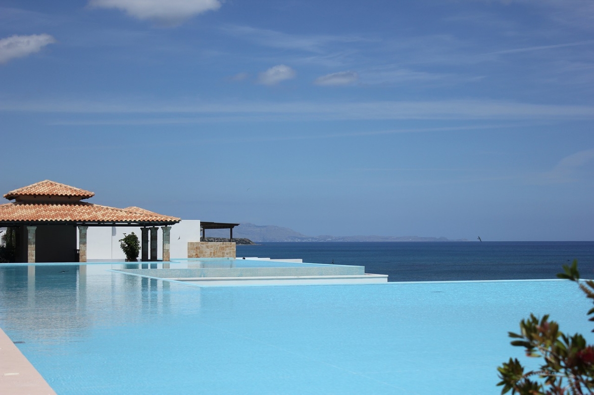 Piscina com borda infinita - Foto: Pixabay