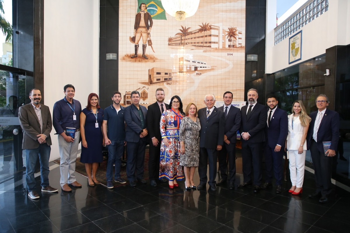 Professora Patrícia apresenta sua nova obra no Foyer da Universidade Tiradentes - Foto: Acervo Unit