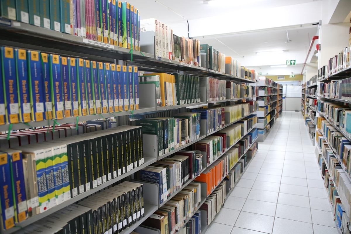 A bibliotecária e gestora da biblioteca da Unit há 12 anos, Gislene Maria da Silva Dias, revela que a Unit abriga um acervo de mais de 170 mil exemplares - Foto: Acervo Unit