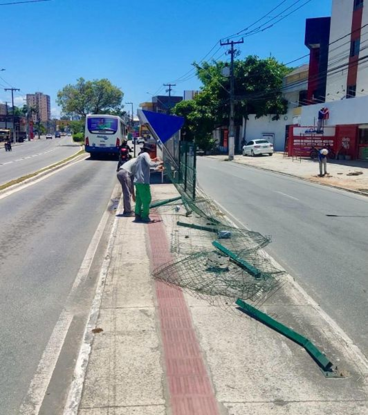 Desrespeito às leis e sinalizações acarreta sinistros de trânsito e prejuízos ao patrimônio público - Foto: SMTT Aracaju