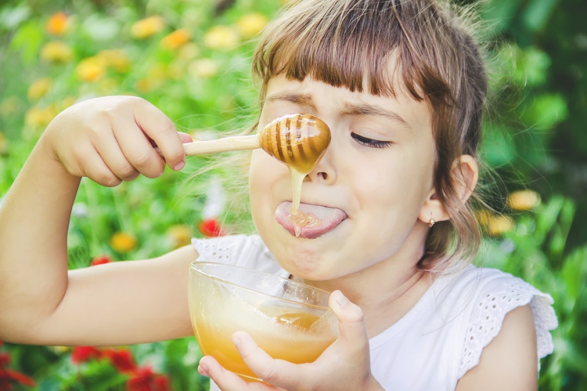 Criança Comendo Mel - Foto: Baldoni | Divulgação
