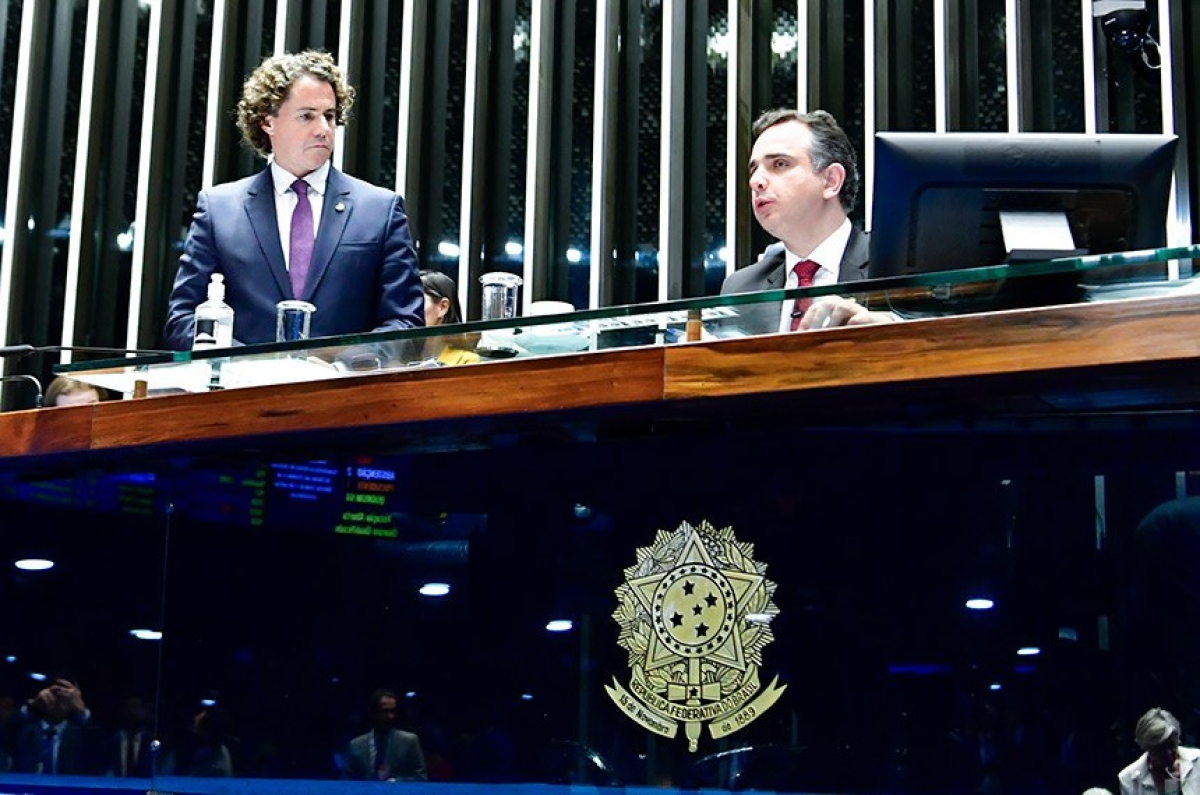 O relator, Veneziano Vital do Rêgo, e o presidente do Senado, Rodrigo Pacheco, na sessão que aprovou o texto - Foto: Waldemir Barreto | Agência Senado