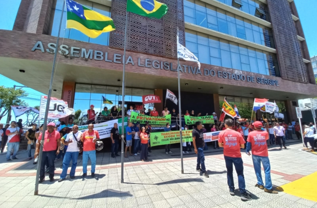 Contra a privatização e pelos empregos: servidores protestam pelas ruas de Aracaju - Foto: CUT/SE