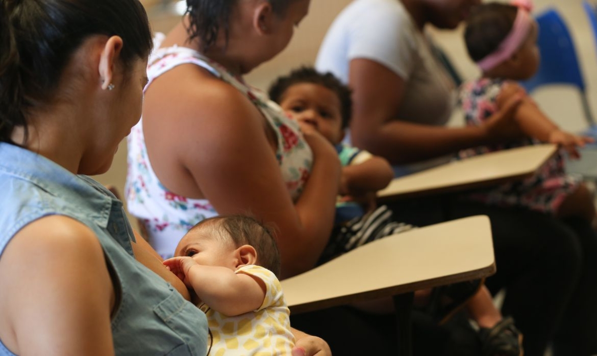 Brasília - Mães fazem mamaço na Estação do Metrô de Samambaia para superar o preconceito contra amamentar em público e incentivar a doação de leite materno - Foto: Elza Fiuza | Agência Brasil