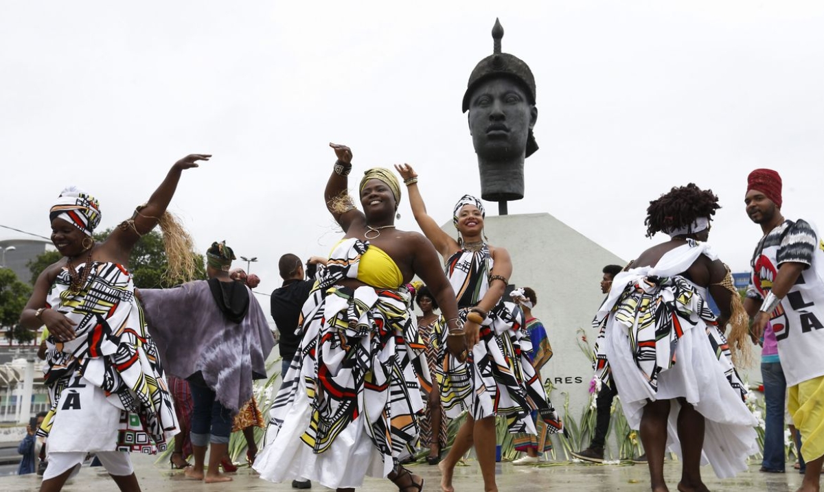 Ativistas, grupos culturais e religiosos comemoram hoje (20) o Dia da Consciência Negra com várias atividades em frente à estátua de Zumbi dos Palmares, no centro do Rio de Janeiro - Foto: Fernando Frazão | Agência Brasil