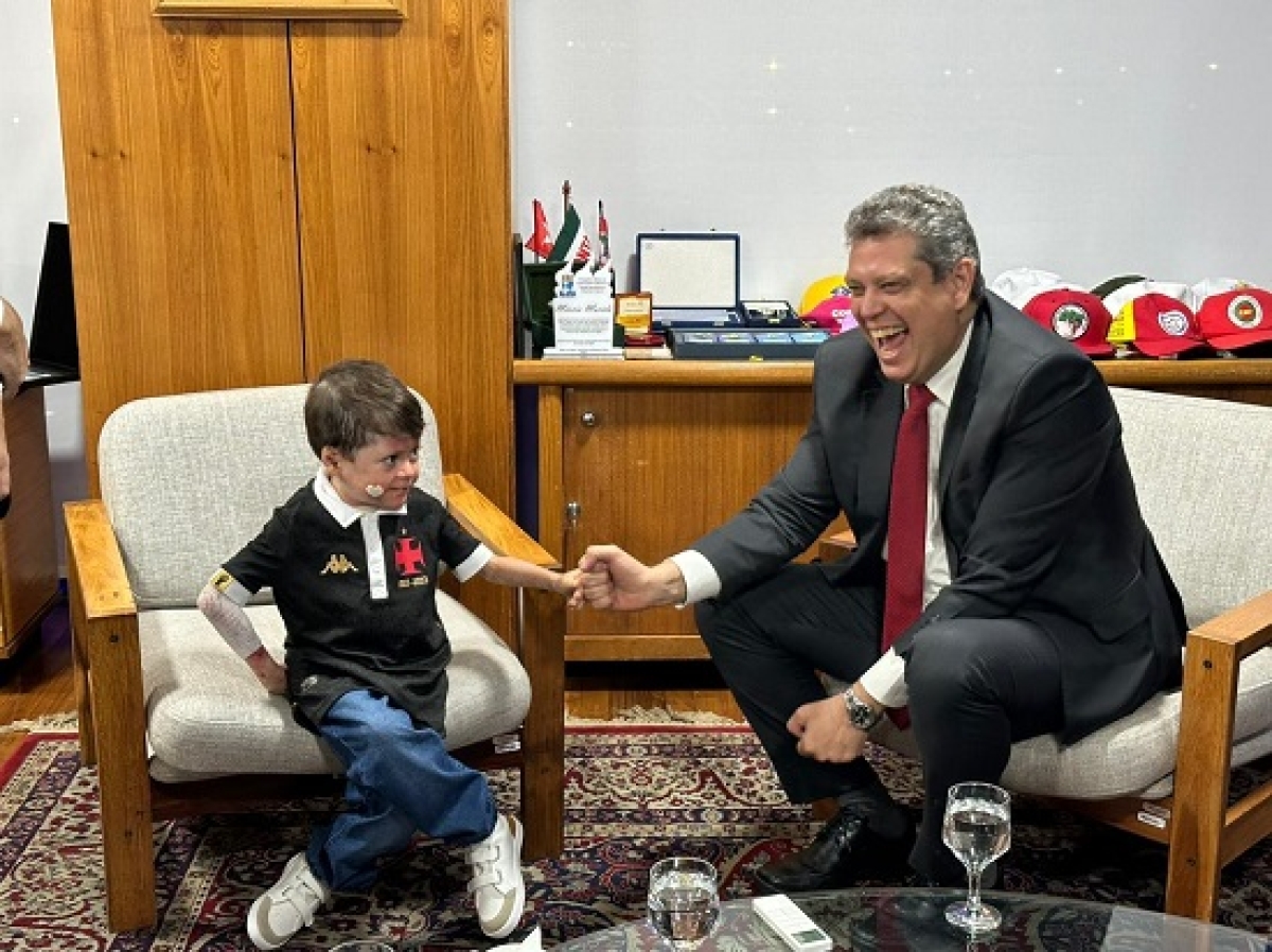 Gui, torcedor mirim do Vasco, faz ministro flamenguista prometer torcer pelo Cruzmaltino - Foto: Assessoria