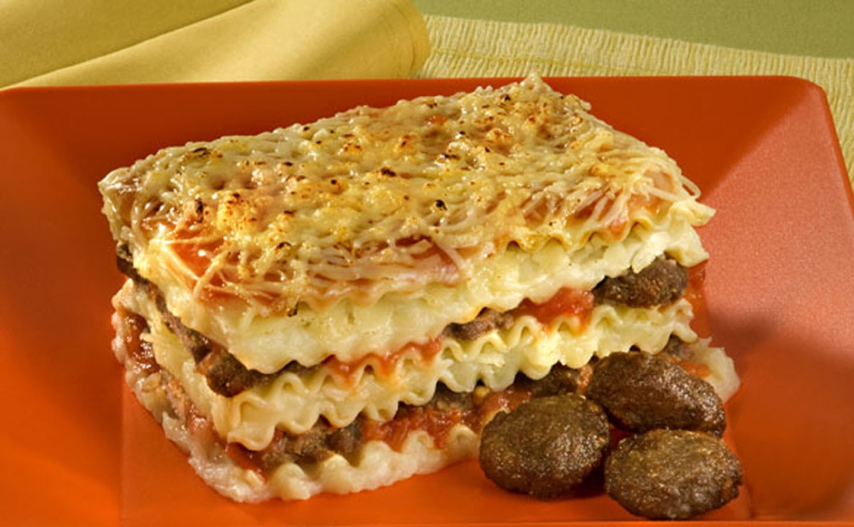 Lasanha ao Molho de Batata com Hamburguinhos - Foto: Divulgação | Vitarella