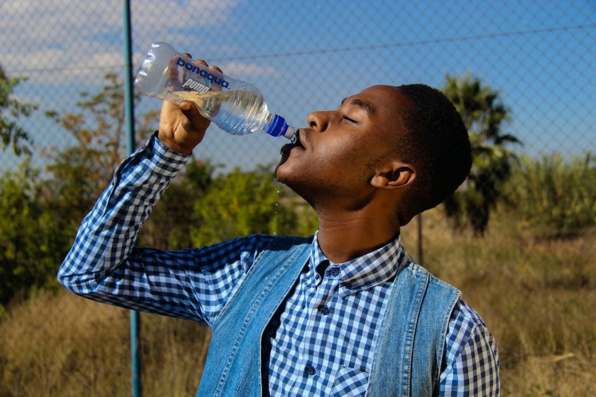 Quanta água se deve tomar durante uma onda de calor? - Foto: Pexels