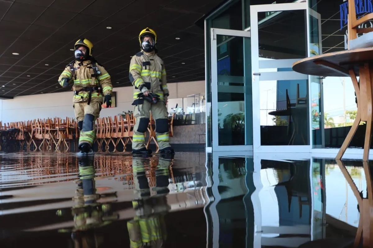Os bombeiros contiveram o princípio de incêndio em shopping de Aracaju - Foto: CBM Sergipe
