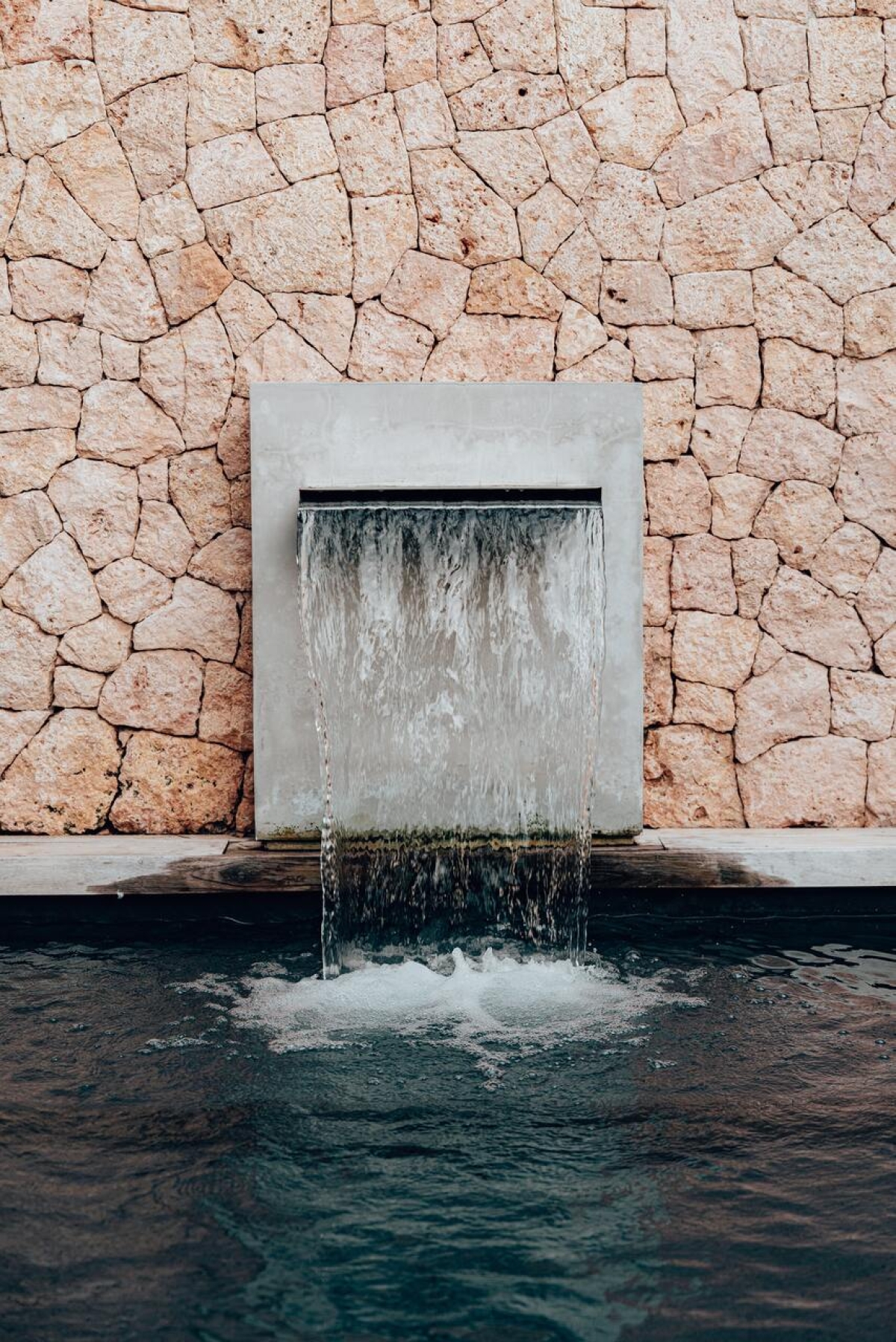 Arquitetura: Cascata em piscina: importante aliado no combate ao calor da primavera e verão - Foto: Pexels