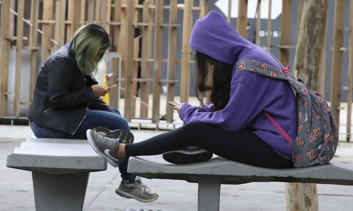 Uso contínuo de celular com  a cabeça inclinada para baixo pode gerar problemas na cervical - Foto: Rovena Rosa | Agência Brasil