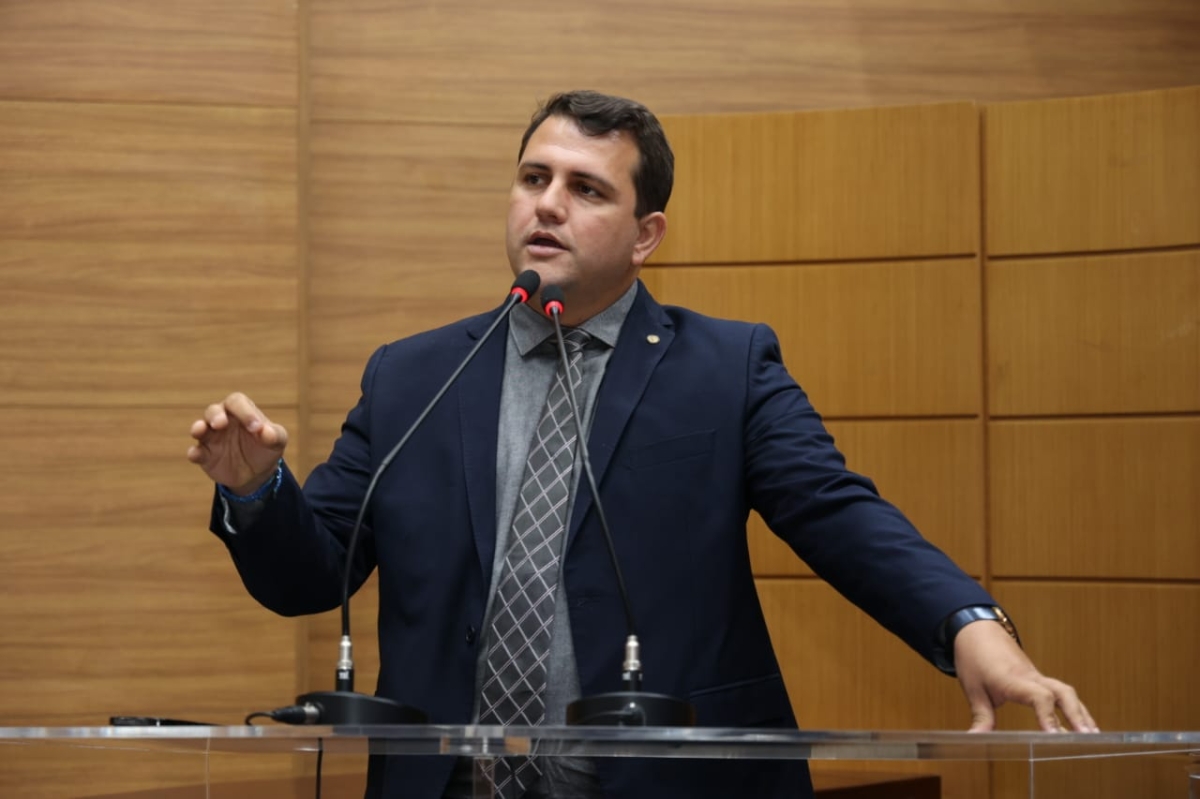 Marcos Oliveira pede suspensão da cobrança de tarifa de esgoto - Foto: Joel Luiz | Agência de Notícias Alese