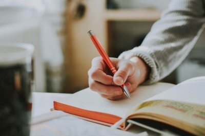 Entre as qualidades mais consideradas nas redações e nas questões discursivas, estão a argumentação, a organização das ideias e o domínio da língua portuguesa - Foto: Lilartsy | Unsplash