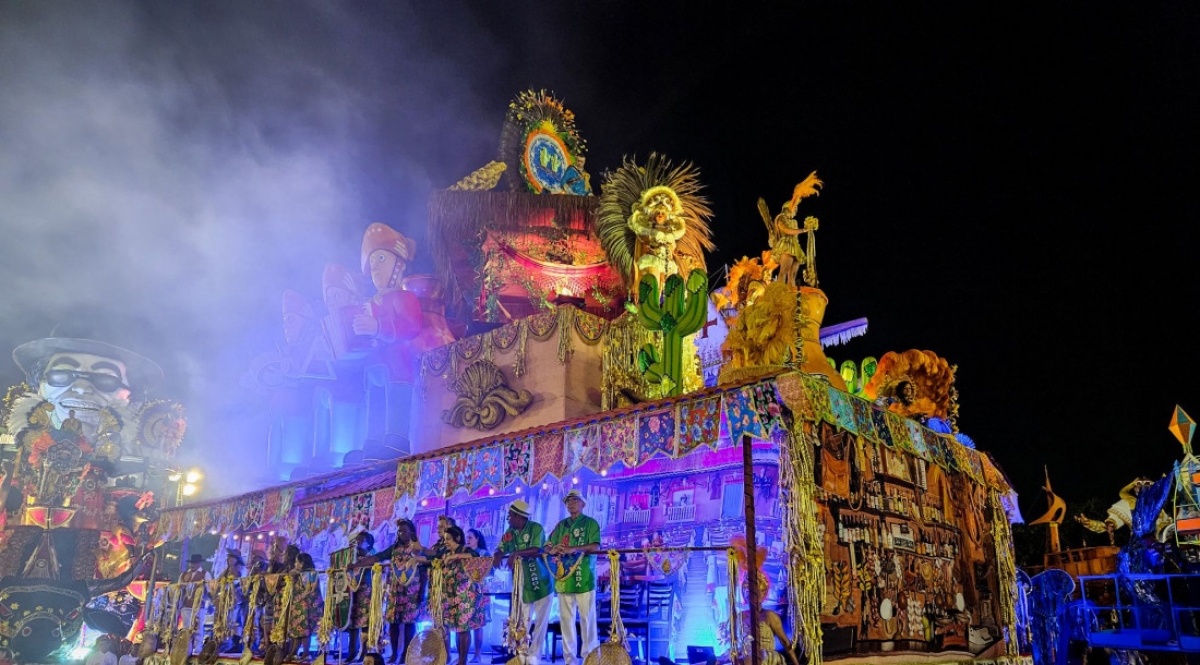 Carro abre-alas retratou o Cariri decorado com chita colorida e alegorias que remetem ao artesanato, além do forró com representantes de trios pé de serra - Foto: Matheus Moura | Setur