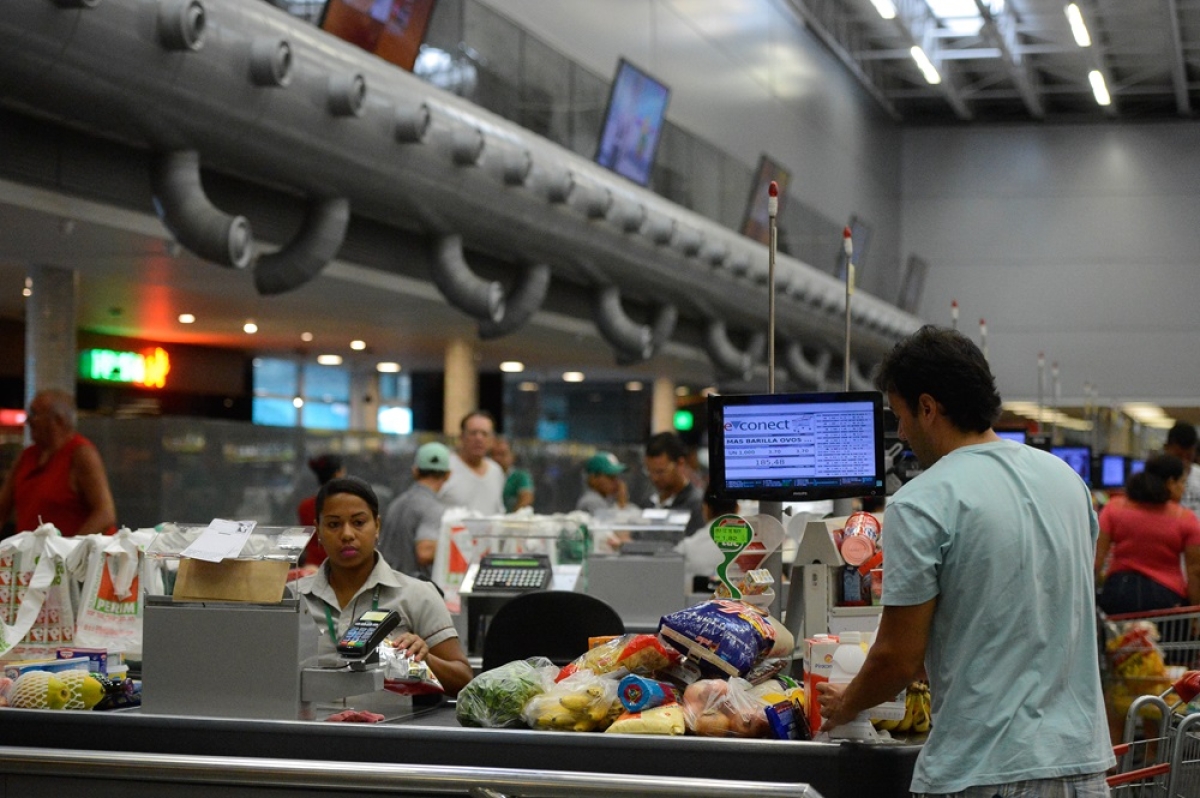 Apesar da diminuição do índice do IPCA-15, a pesquisa apontou que houve alta em sete dos nove grupos de produtos pesquisados, como os alimentos e bebidas - Foto: Tânia Rêgo | Agência Brasil
