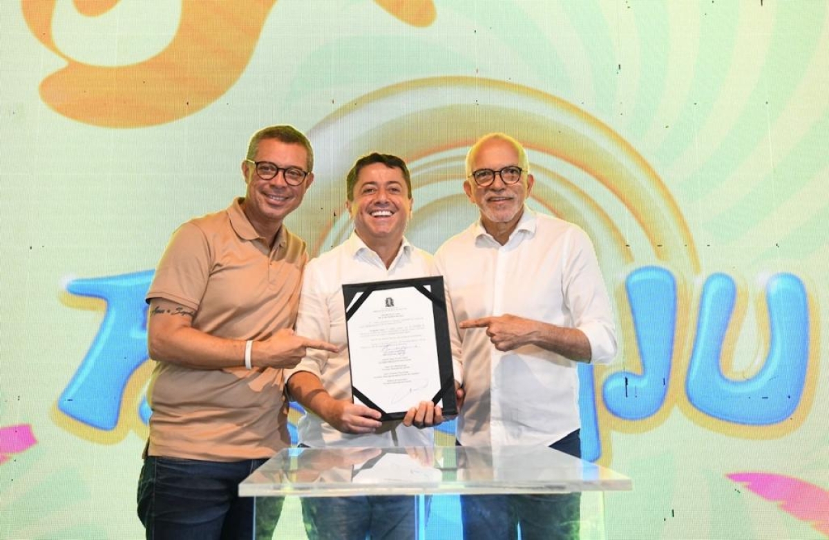 Prefeito Edvaldo Nogueira assina autorização de uso do espaço público para realização do Pré-Caju 2024 - Foto: Ana Lícia Menezes | PMA