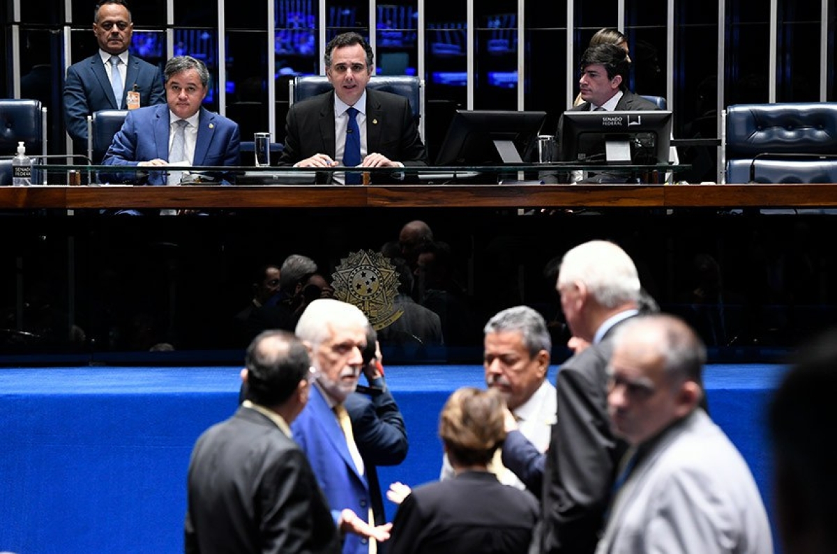O presidente do Senado, Rodrigo Pacheco (na mesa), foi o autor da PEC sobre a criminalização da posse e do porte de drogas, que está para ser apreciada na Câmara - Foto: Jefferson Rudy/Agência Senado
