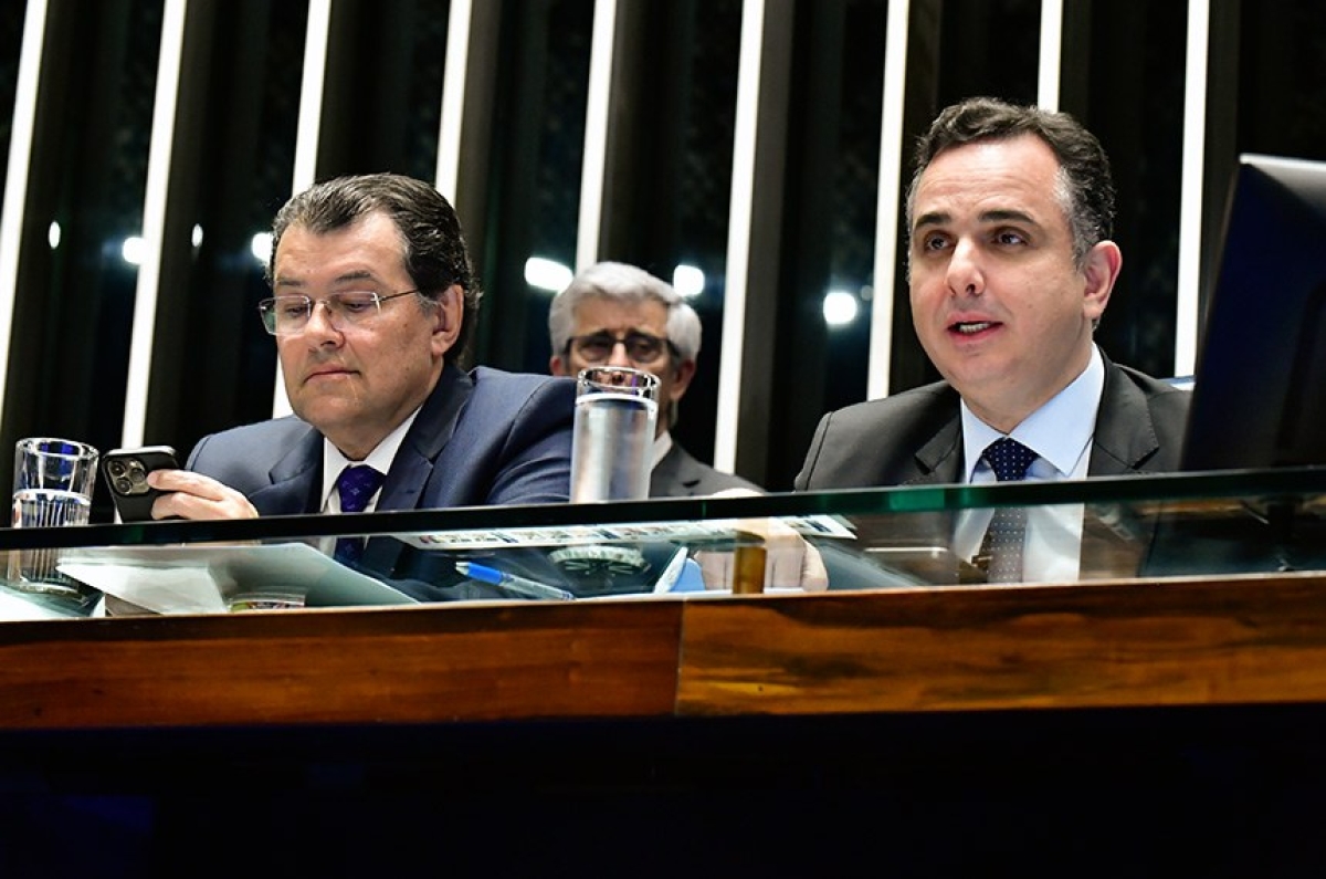Eduardo Braga foi autor do projeto, na foto da mesa à esq. de Pacheco, na sessão plenária desta quarta - Foto:Waldemir Barreto/Agência Senado