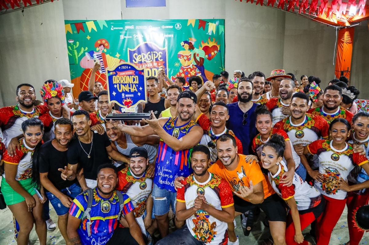 O vice-presidente da quadrilha, André Ribeiro, ostenta o troféu de campeã - Foto: Diego Souza