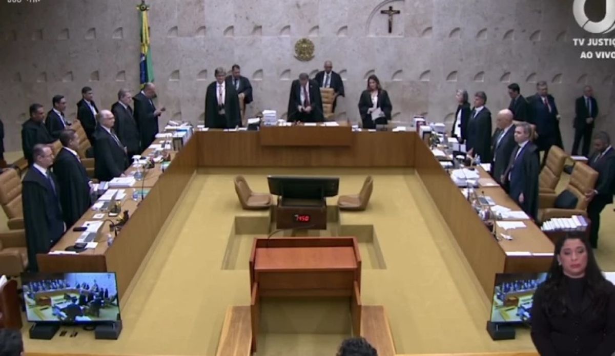 Ministros do STF recebem ajuda de assessores para se assentar no Plenário - Foto: Reprodução / Frame de vídeo / TV Justiça
