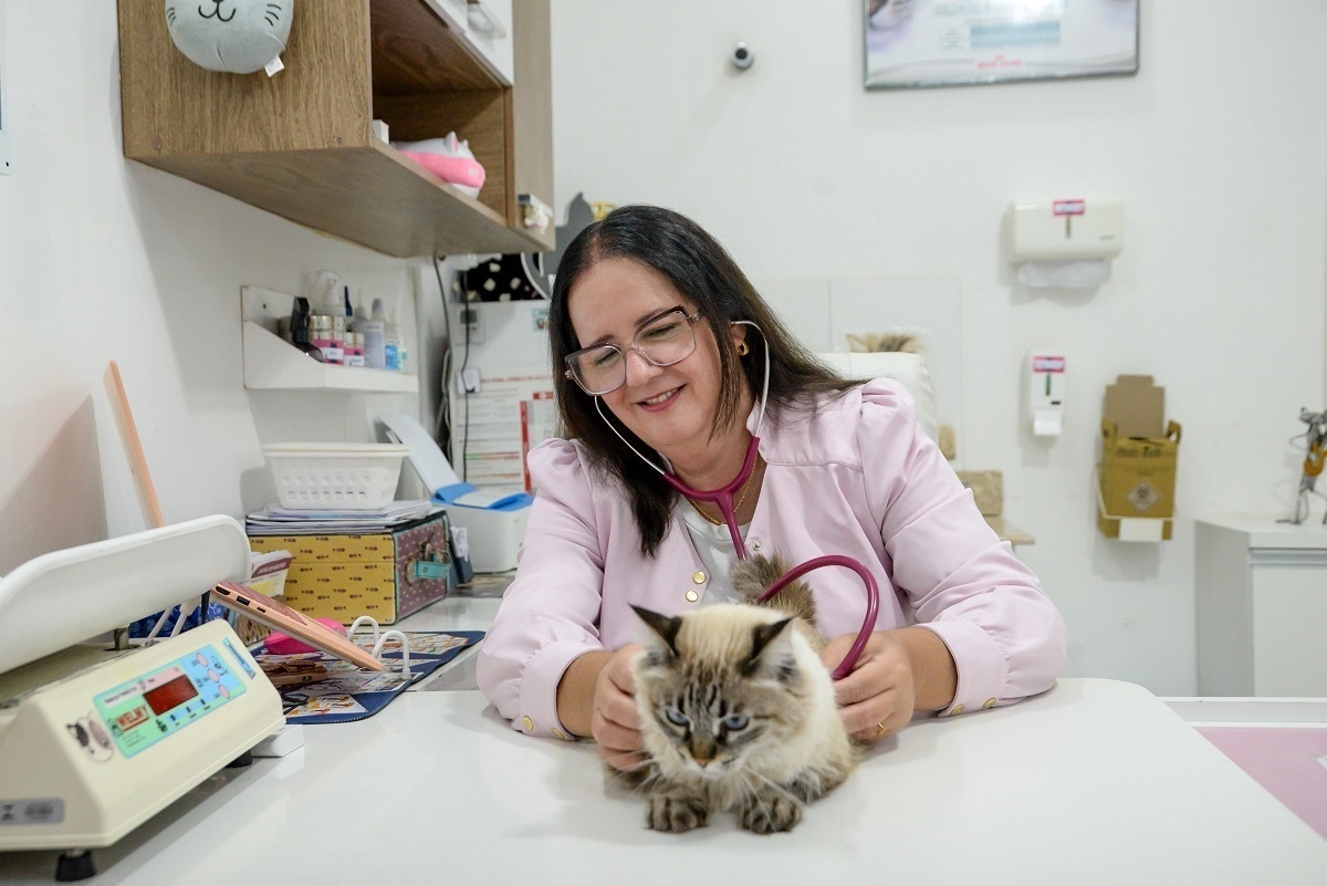 Médica veterinária especialista em felinos e em medicina preventiva, Candice Garcia - Foto: Iran Souza
