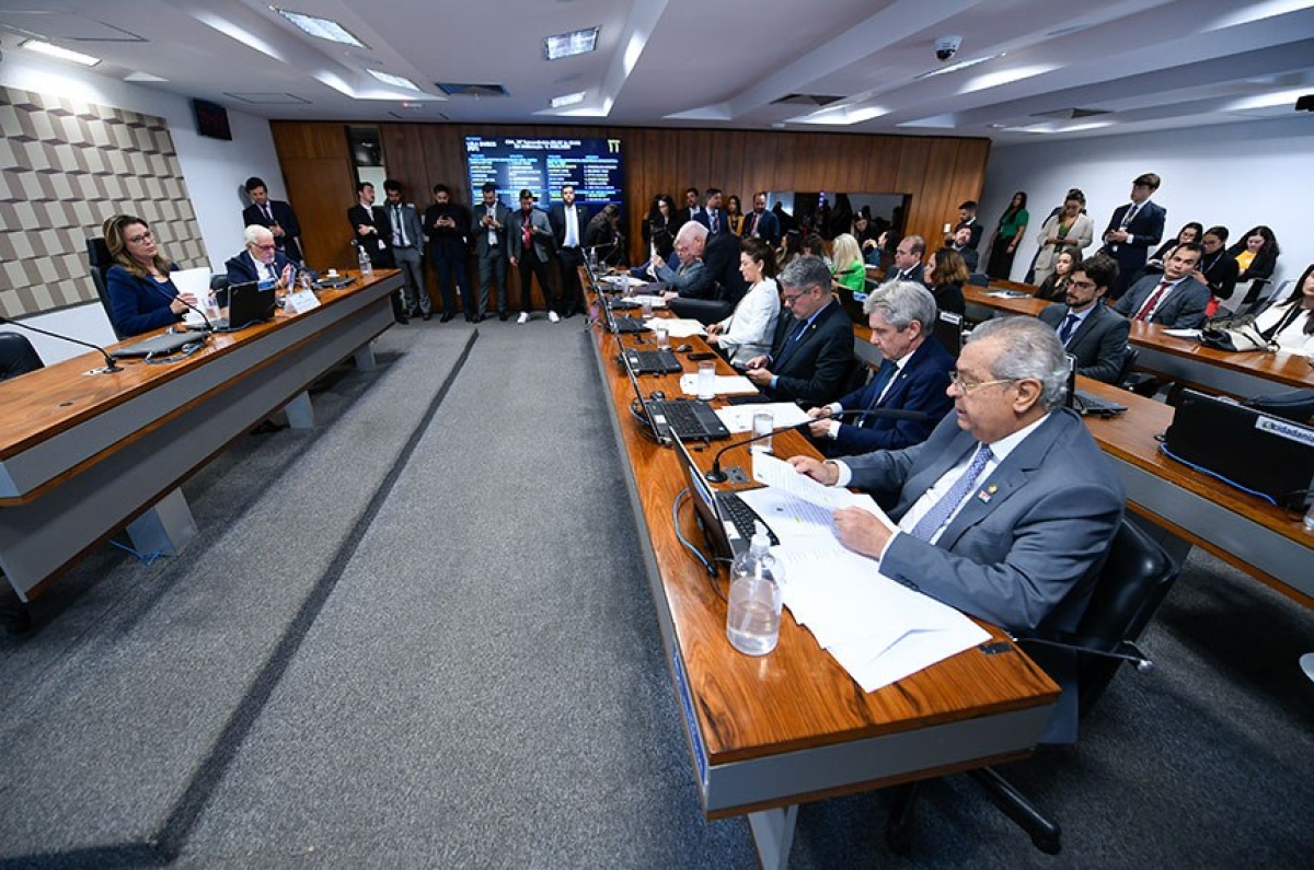 Jayme Campos (à dir.) defendeu a aprovação do texto, dizendo que a regulamentação cumpre a Constituição - Foto: Edilson Rodrigues/Agência Senado?
