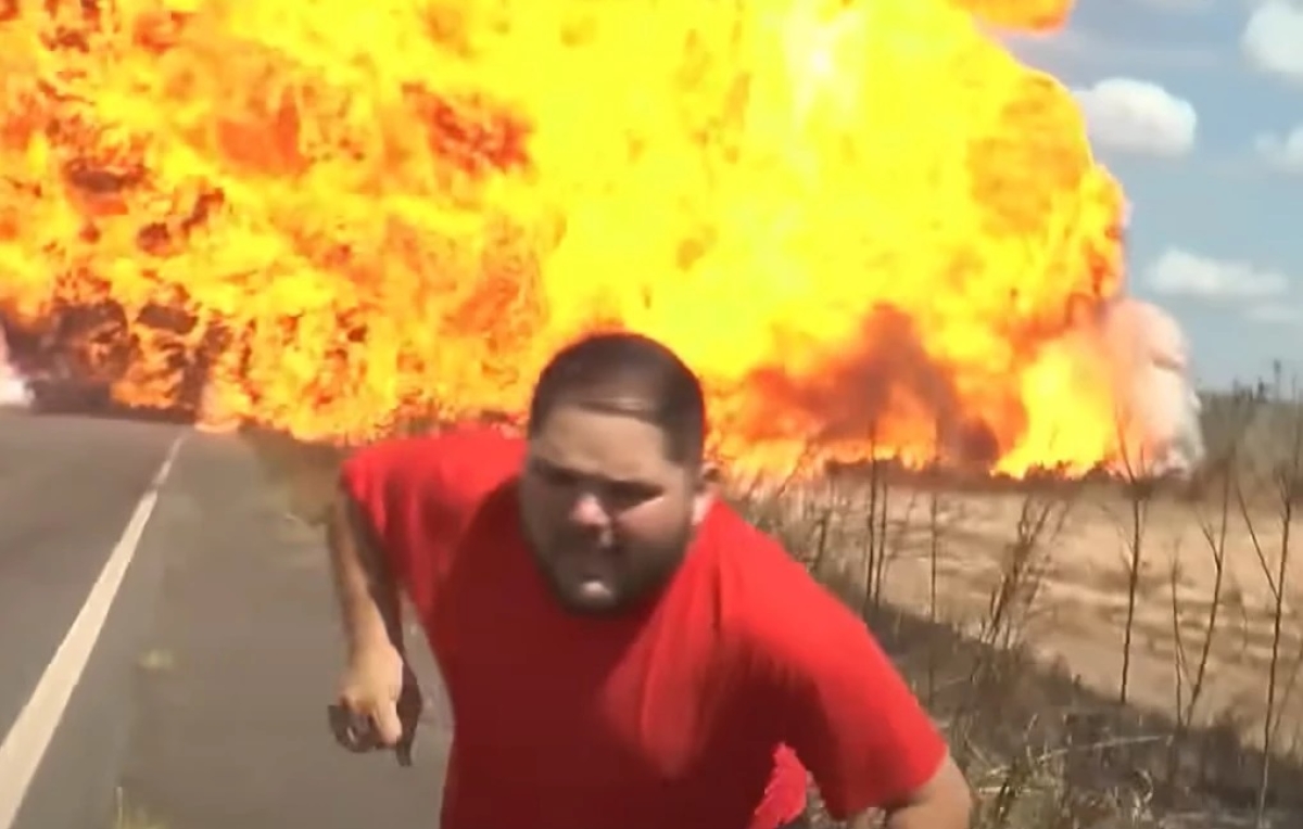 Repórter correu após caminhão explodir - Foto: Reprodução/YouTube SBT News
