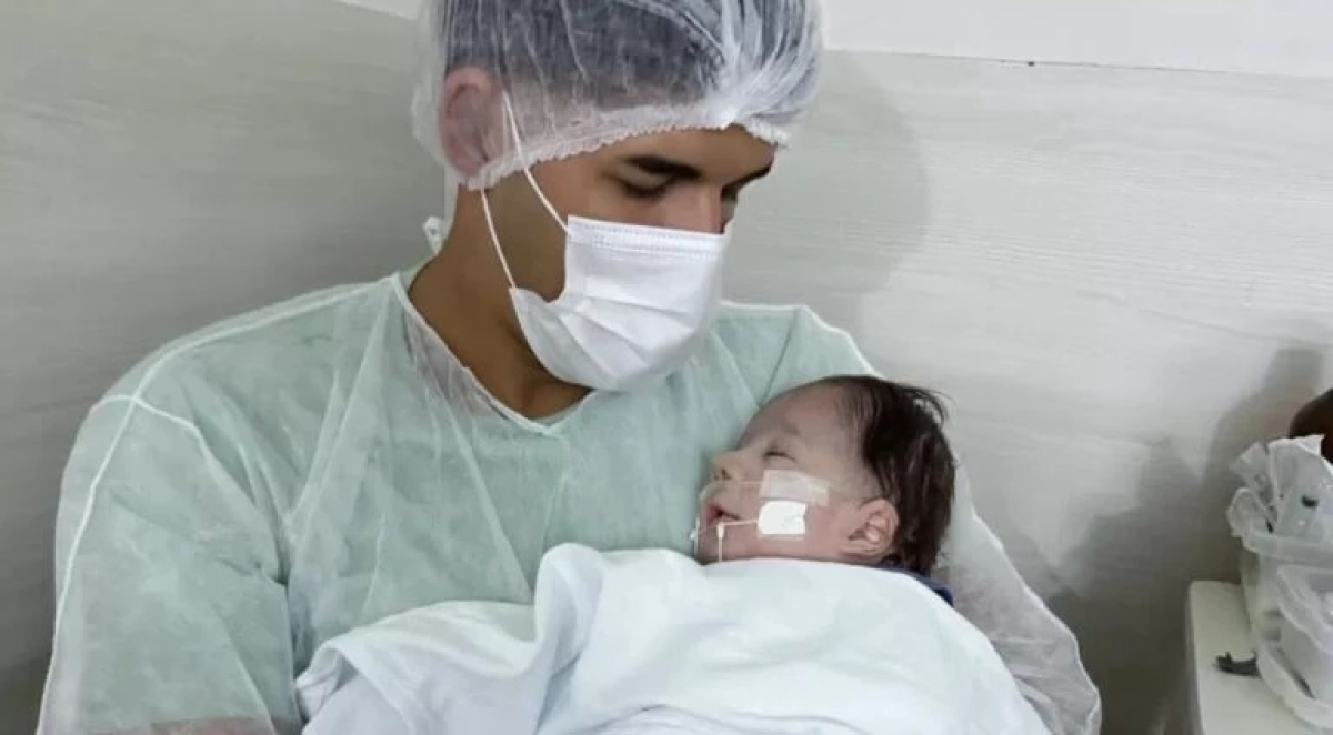 Cantor Zé Vaqueiro com o filho no colo - Foto: Reprodução/Arquivo Pessoal